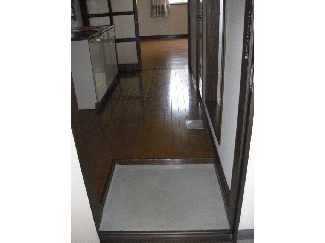 物件内観写真3　(玄関)