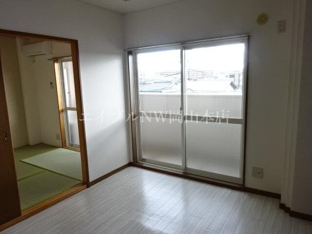 物件内観写真23　(リビングから和室)