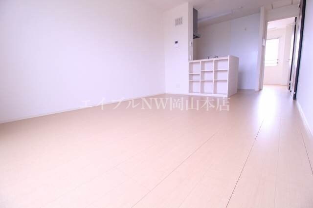 物件内観写真7　(広いリビング)