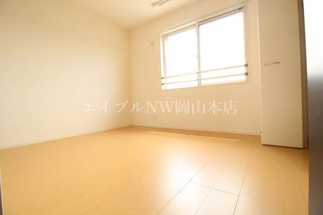 物件内観写真13　(明るい洋室)