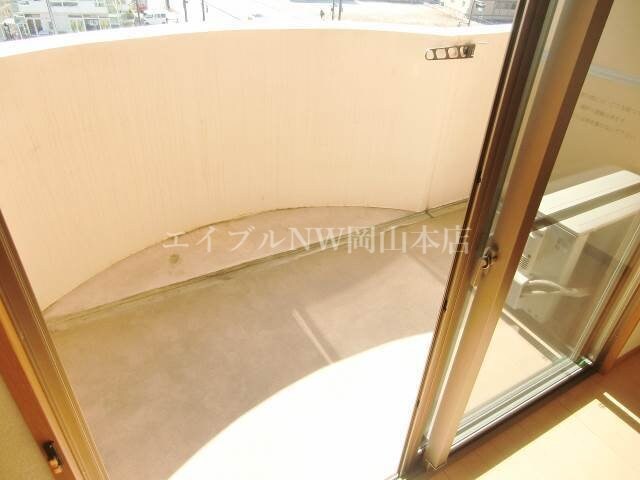 物件内観写真18　(バルコニーも広々としています)