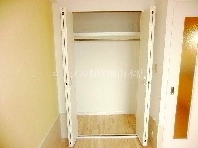 物件内観写真13　(洋室収納)