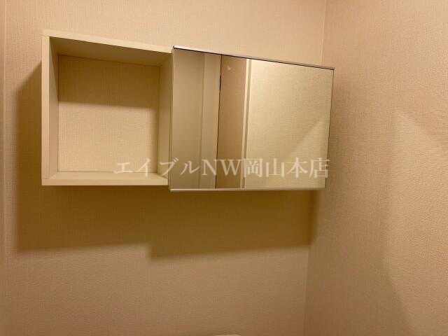 物件内観写真23　(トイレ収納棚)