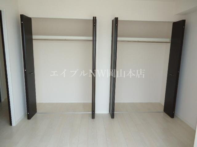 物件内観写真13　(北側洋室収納)