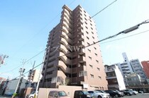 アルファライフ岡大医学部前の外観写真