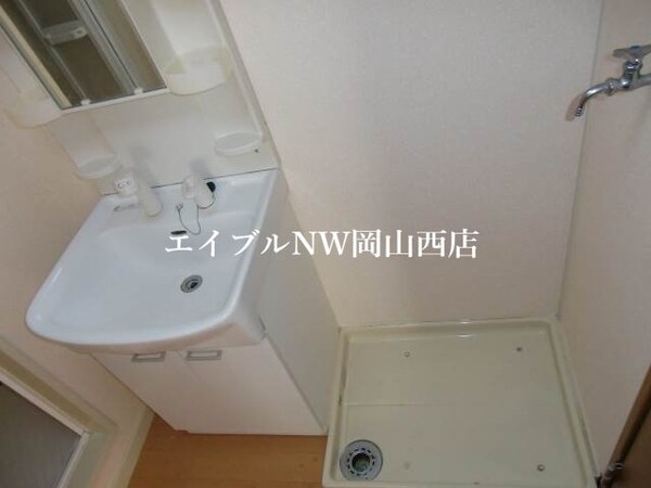 洗面所(同じ物件の類似部屋の写真です。現況を優先とします。)