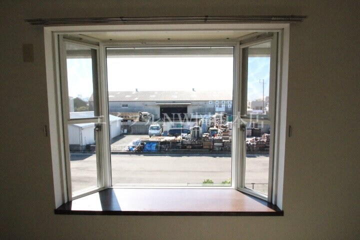 物件内観写真19　(出窓)