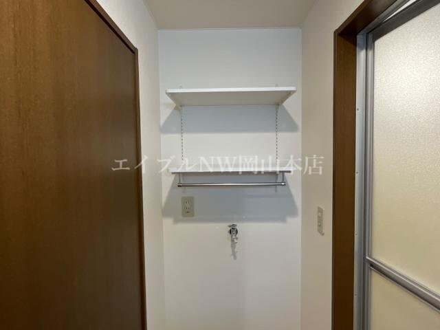 物件内観写真18　(洗濯上部収納)