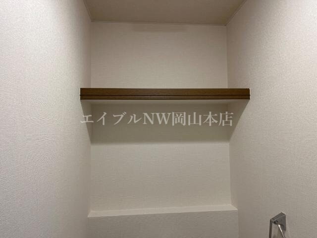 物件内観写真19　(トイレ上部収納)