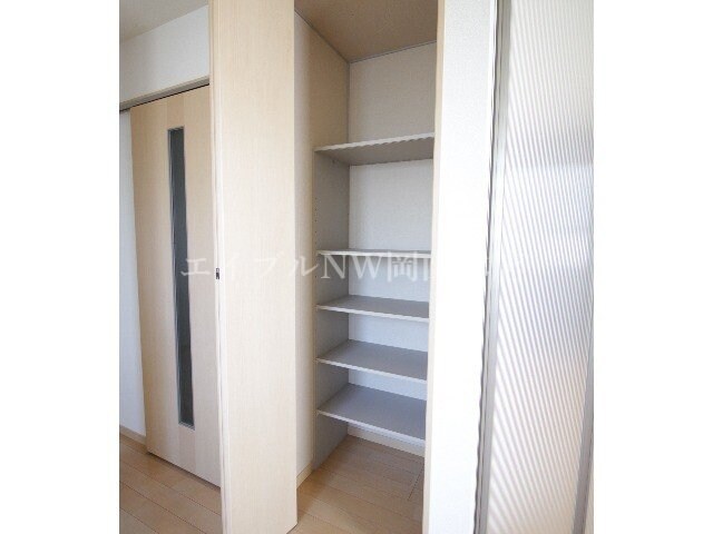 物件内観写真26　(リビング収納)