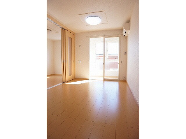 物件内観写真4　(リビング)