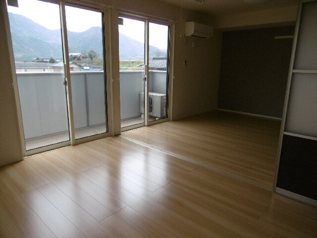 物件内観写真12　(洋室～ＬＤＫ（201）)