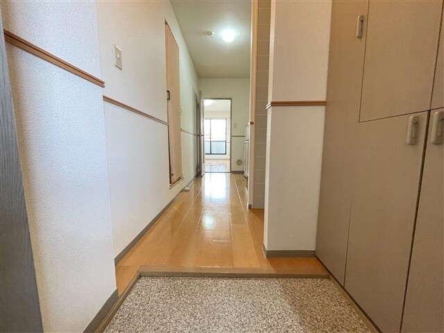 物件内観写真5　(玄関)