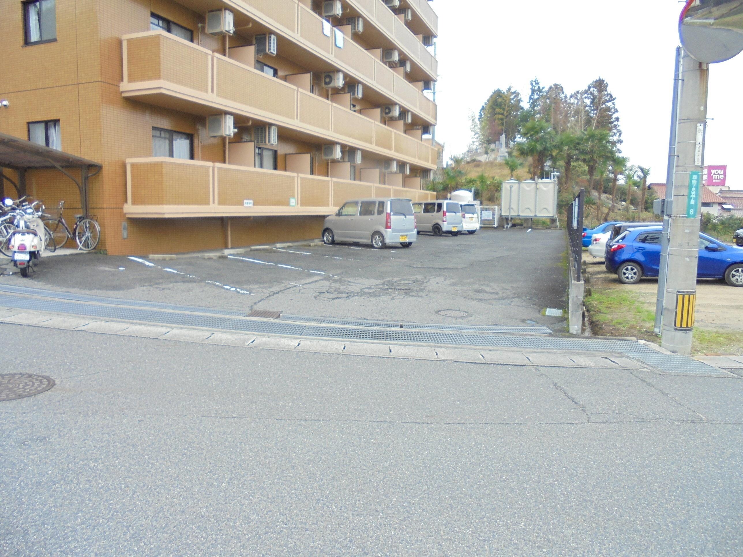 物件外観写真5　(駐車場)