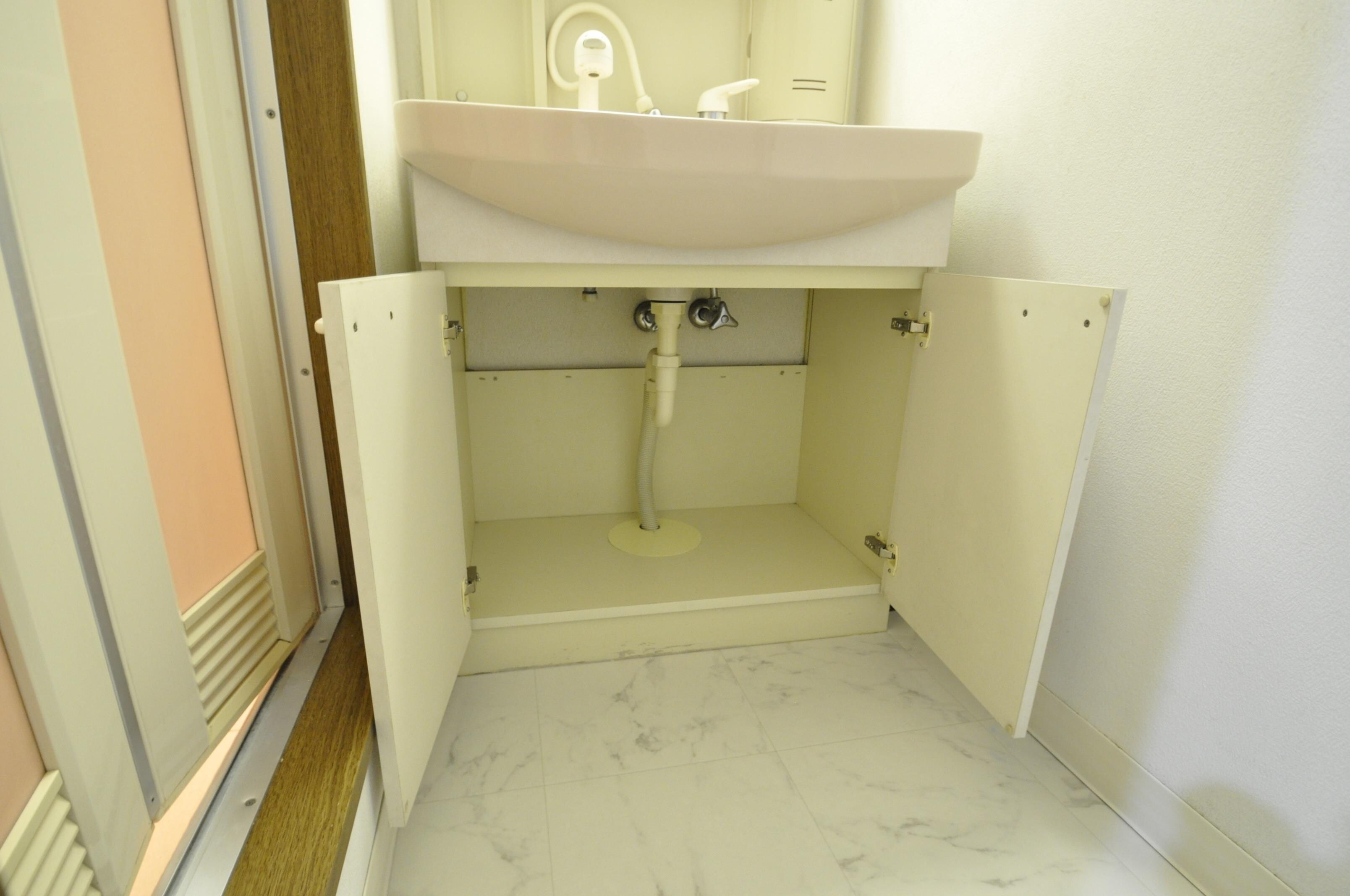 物件内観写真16　(独立洗面台下収納)