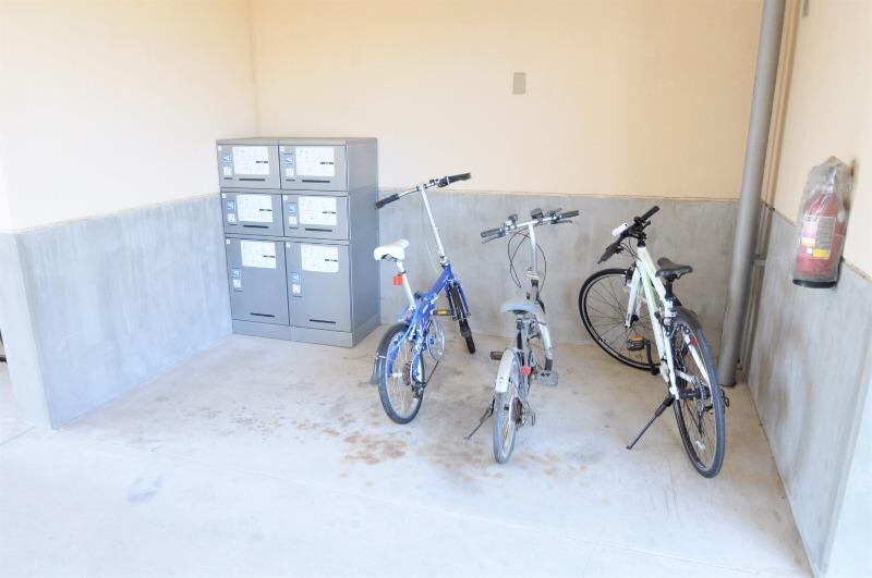 物件外観写真2　(駐輪場＆宅配ボックス)