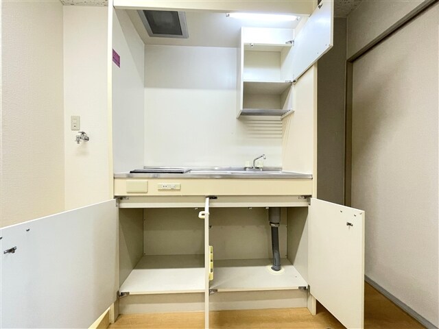 物件内観写真11　(キッチン収納)