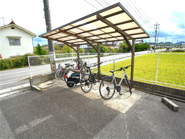 物件外観写真2　(駐輪場)