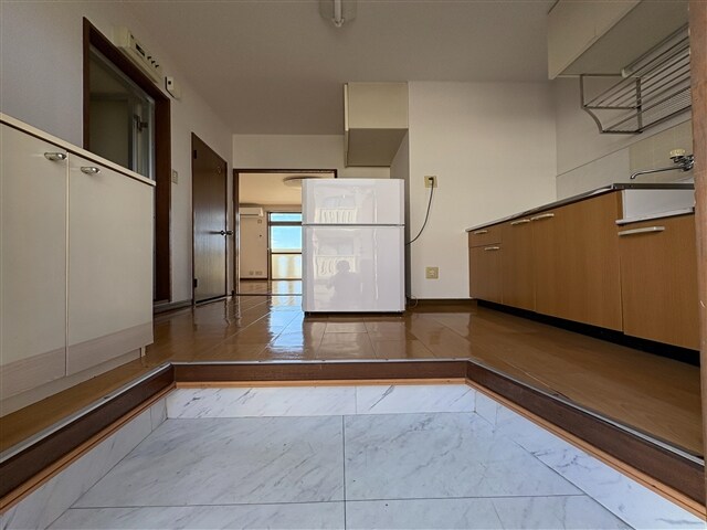 物件内観写真4　(玄関)