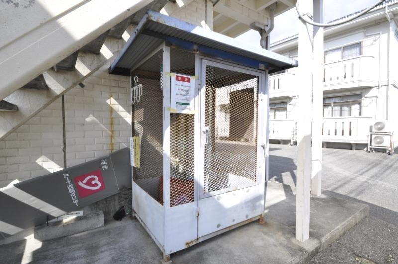 物件外観写真3　(敷地内ゴミステーション)