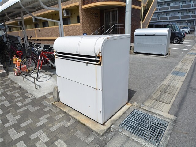 物件外観写真4　(敷地内ゴミステーション)