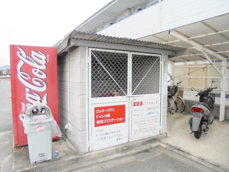 物件外観写真3　(敷地内ゴミステーション)