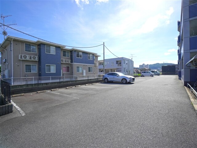 物件外観写真4　(駐車場)