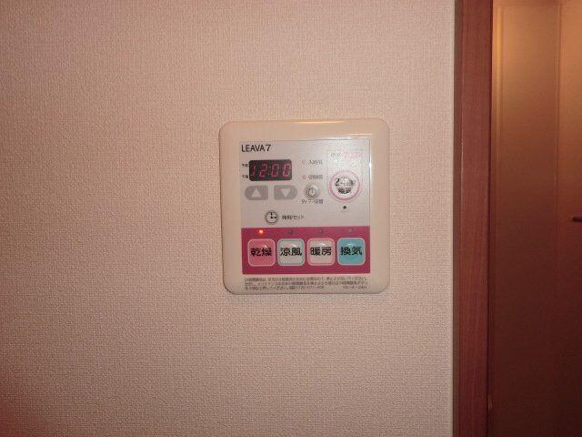 物件内観写真14　(トイレ収納)