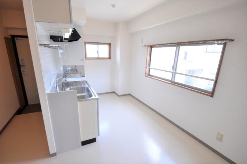 物件内観写真8　(リビング2)