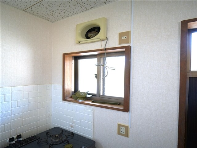 物件内観写真9　(換気扇＋窓)