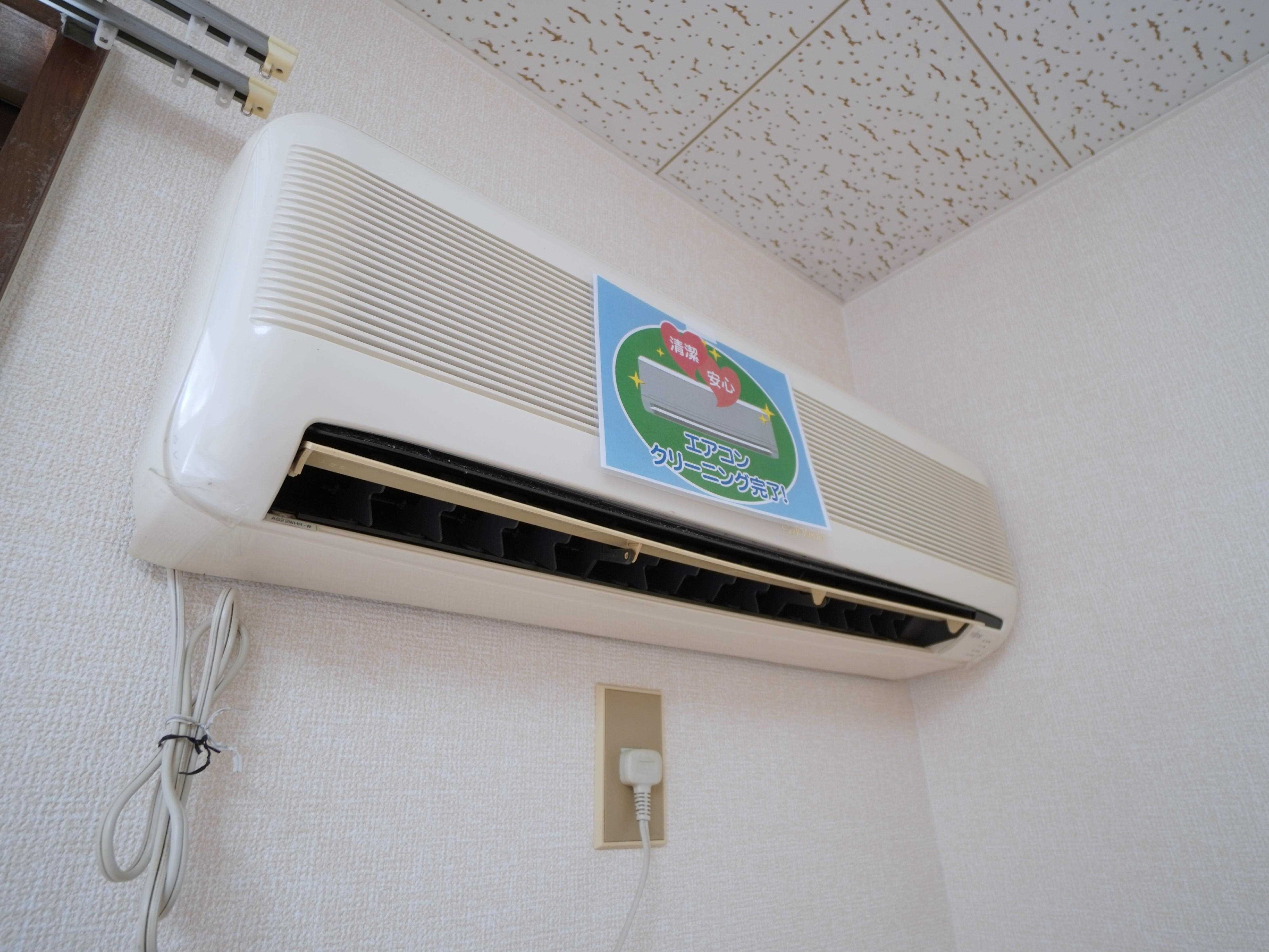 物件内観写真16　(換気扇＋窓)