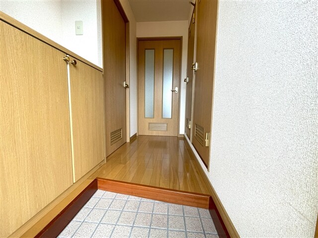 物件内観写真5　(玄関)
