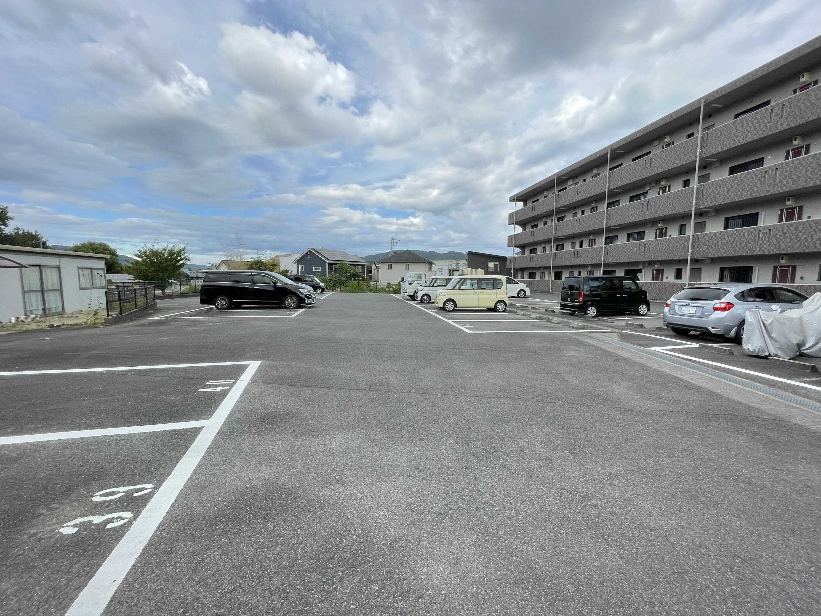 物件外観写真4　(駐車場)