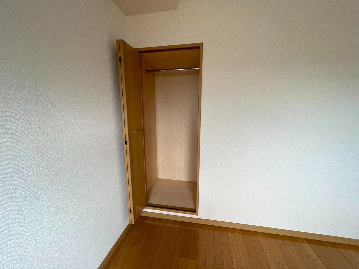 物件内観写真15　(寝室収納)