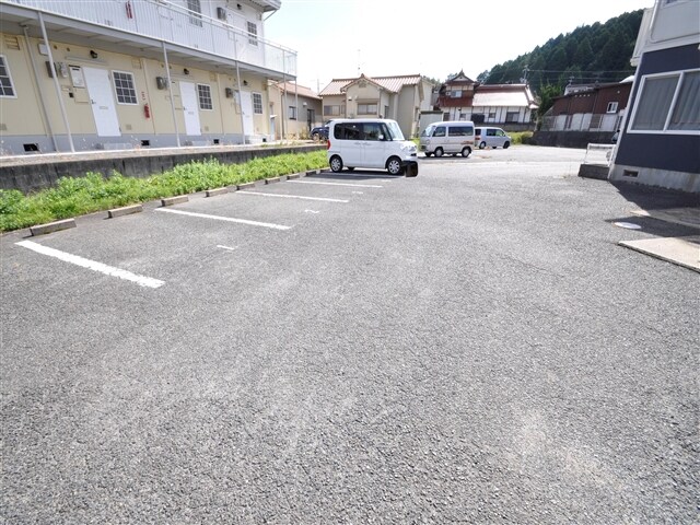 物件外観写真4　(駐車場)