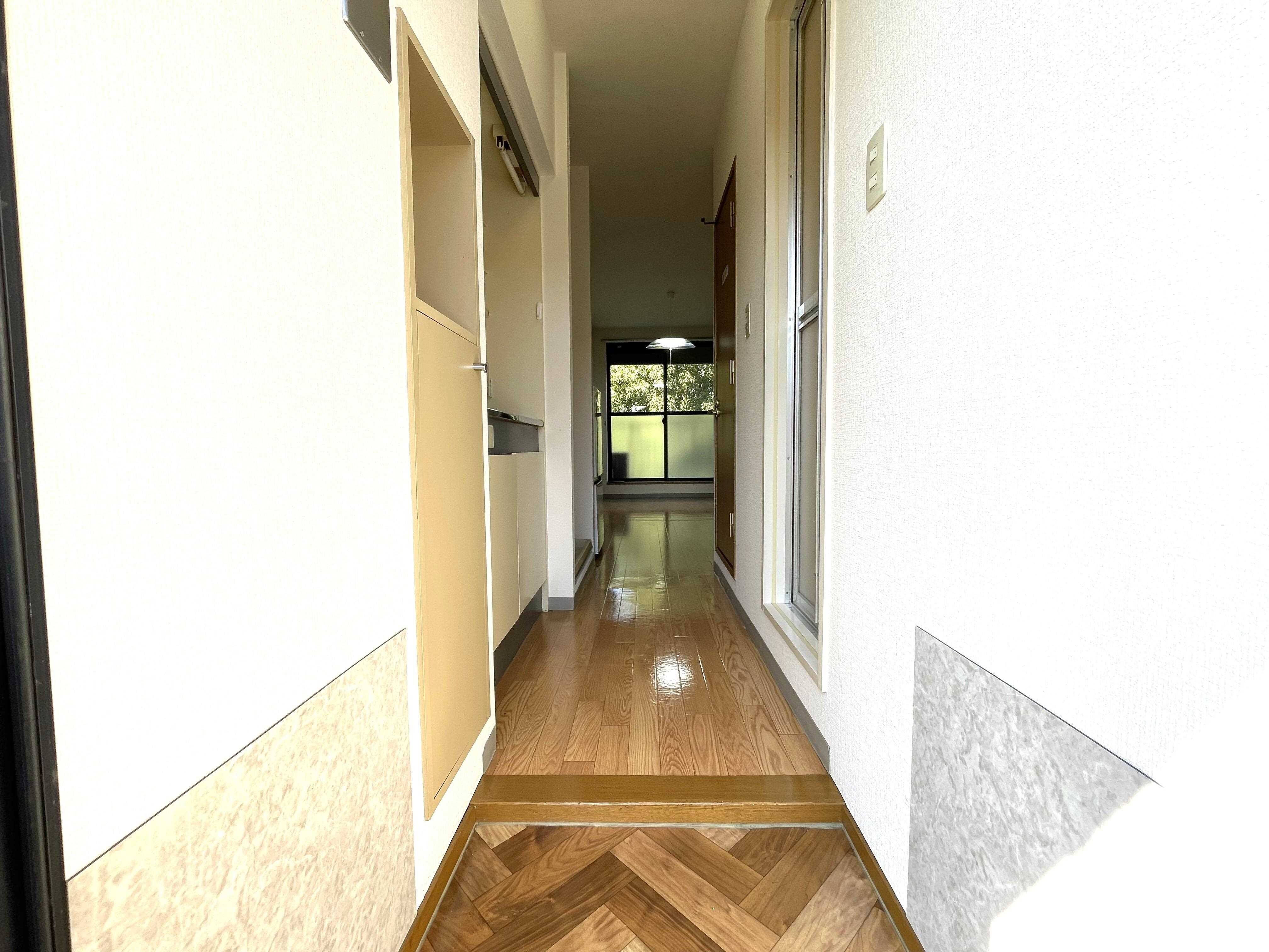 物件内観写真5　(玄関)