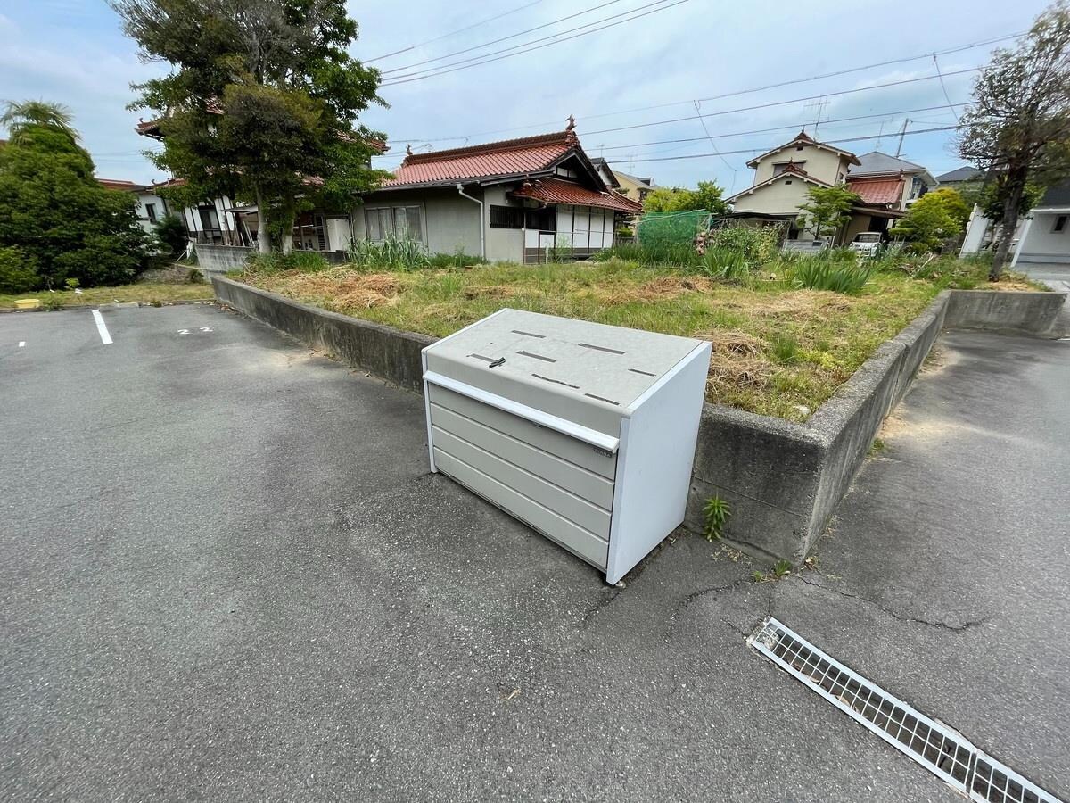 物件外観写真3　(敷地内ゴミステーション)