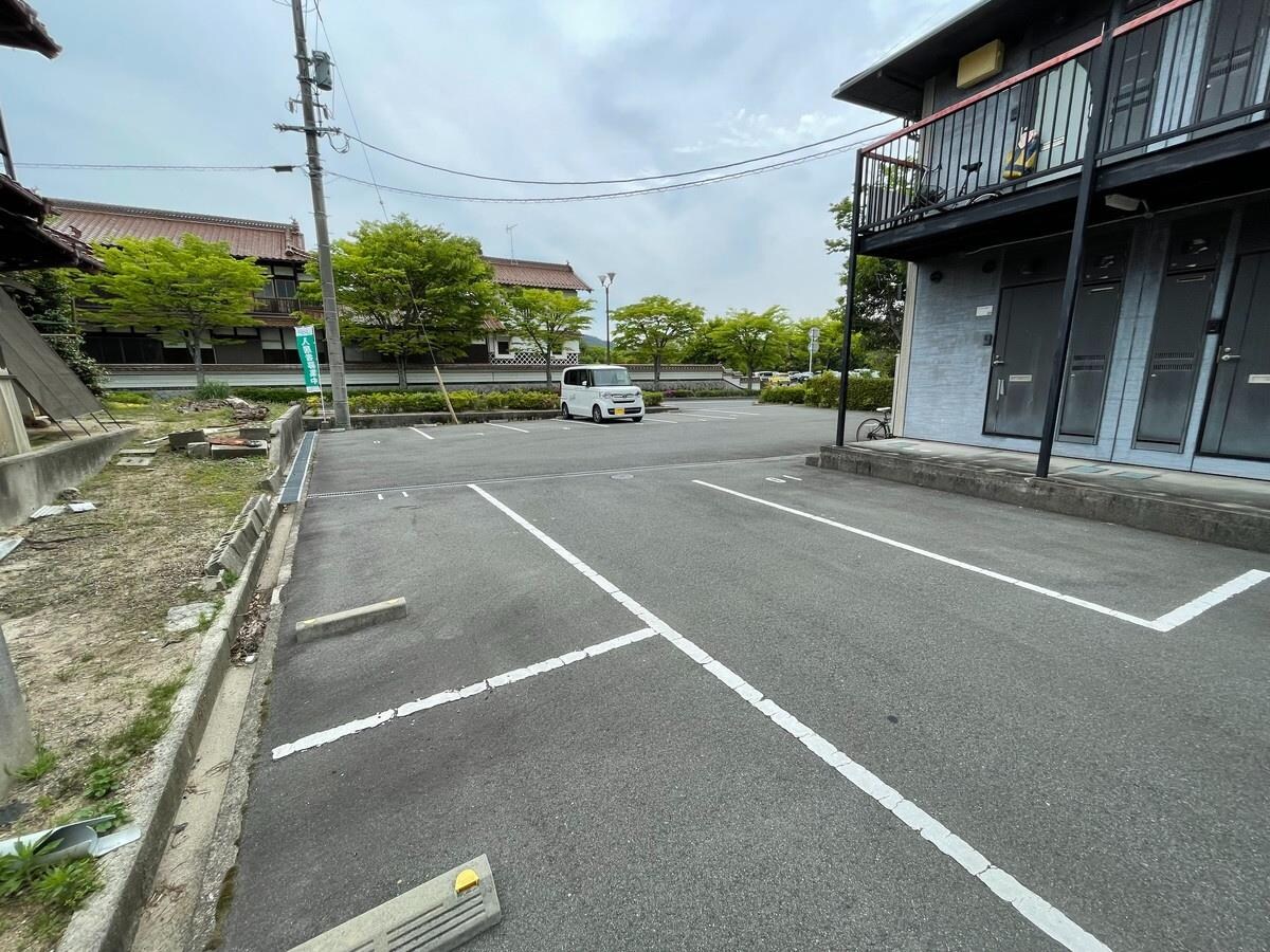 物件外観写真4　(駐車場)
