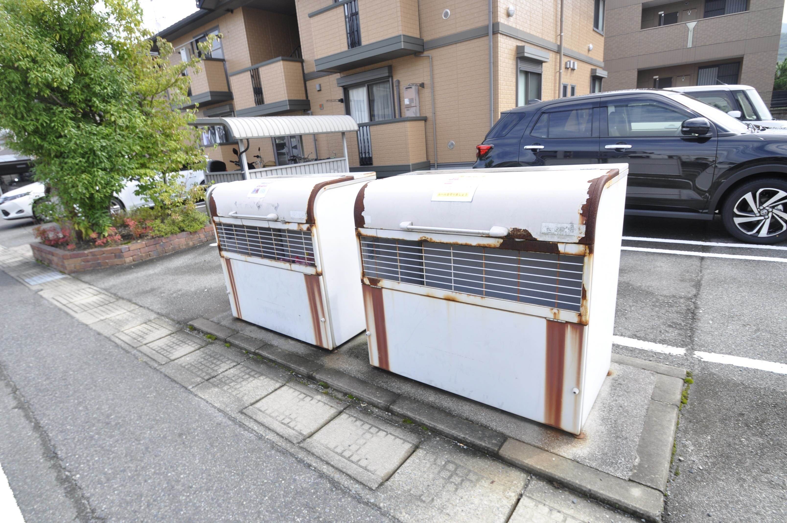 物件外観写真3　(敷地内ゴミステーション)