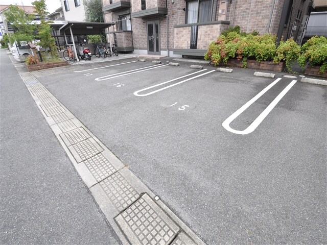 物件外観写真4　(駐車場)