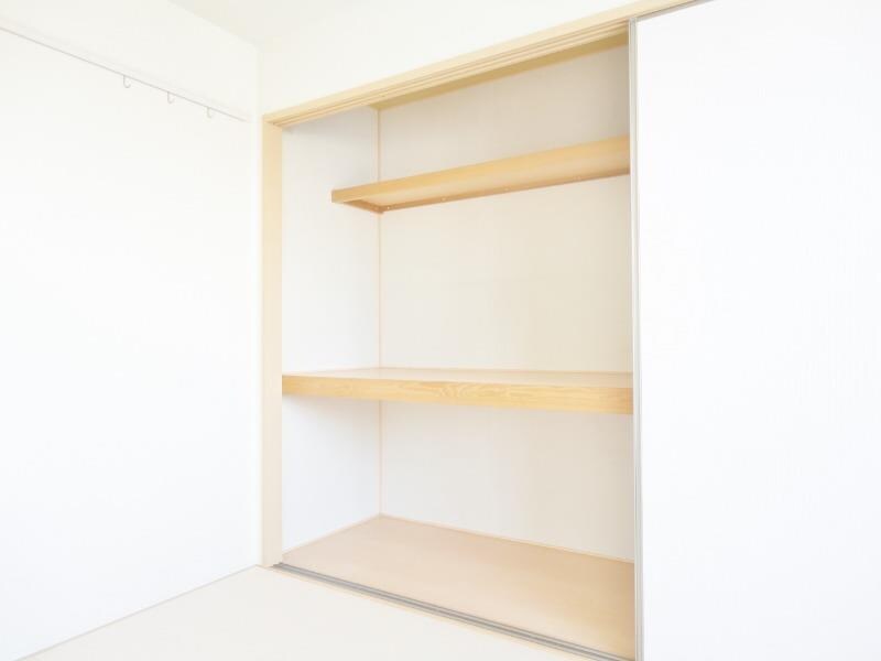 物件内観写真14　(居室3収納)