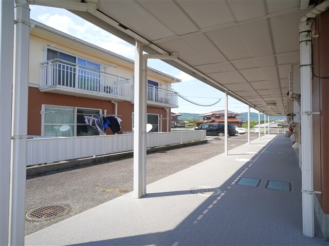 物件外観写真2　(１Ｆ通路スペース)