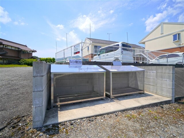 物件外観写真4　(敷地内ゴミステーション)