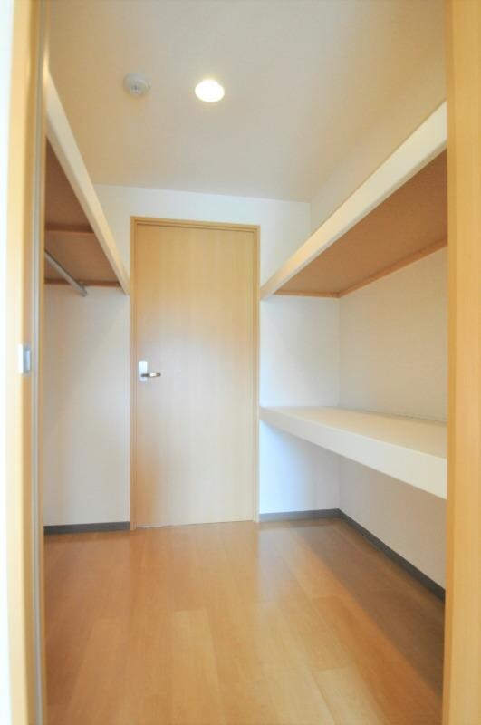 物件内観写真13　(ウォークスルークローゼット)