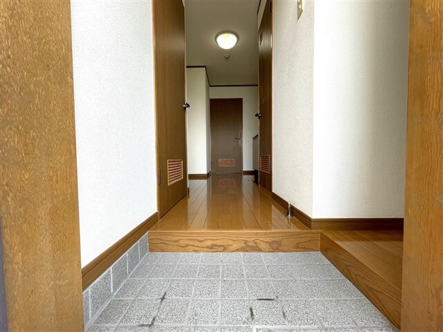 物件内観写真5　(玄関)