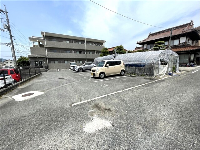 物件外観写真4　(敷地内駐車場)