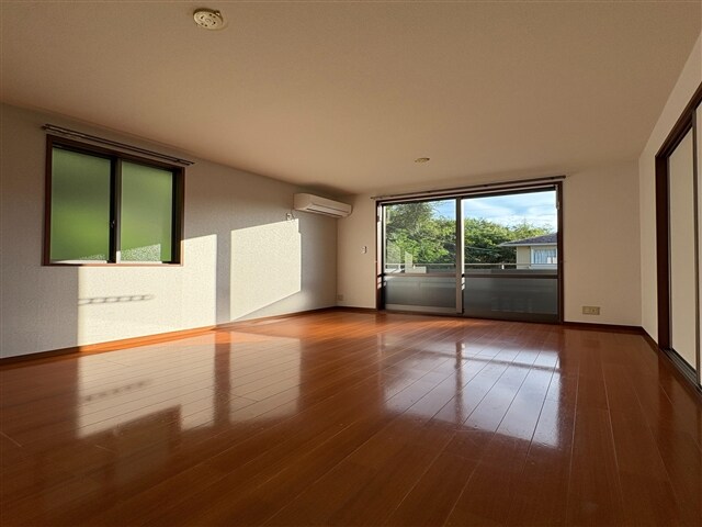 物件内観写真7　(リビングスペース)