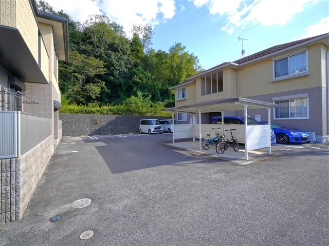 物件外観写真4　(駐車場)