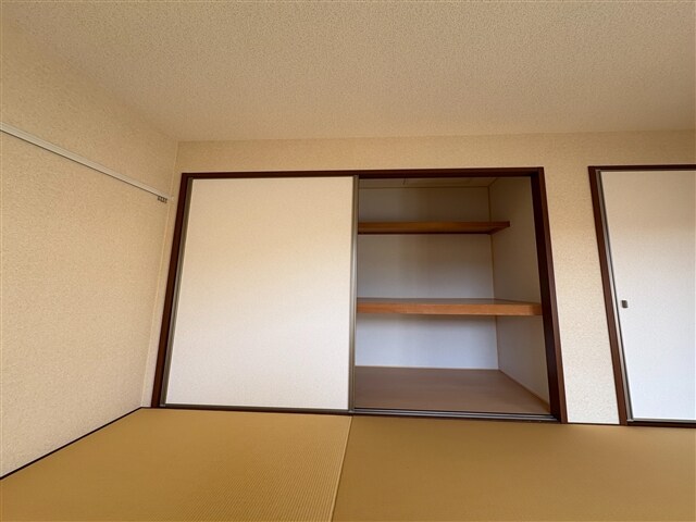 物件内観写真14　(押入れ)