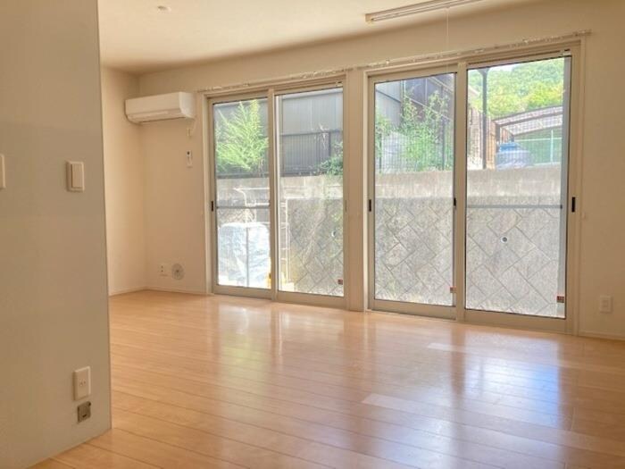 物件内観写真4　(リビング)